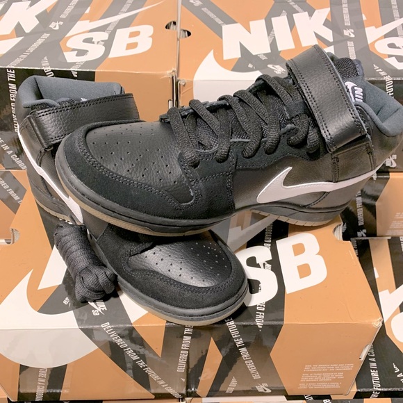 Nike SB Dunk Mid Black Gum Sz 9.5 SUPER RARE ๐ฅ - Picture 1 of 4